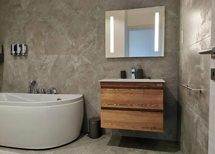 Hébergement de vacances Duplex Maisonette With Heated P-pool And Jacuzzi San Ġiljan